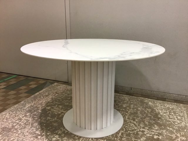 新着ダイニングテーブルのご紹介 高級大理石模様のセラミック天板の