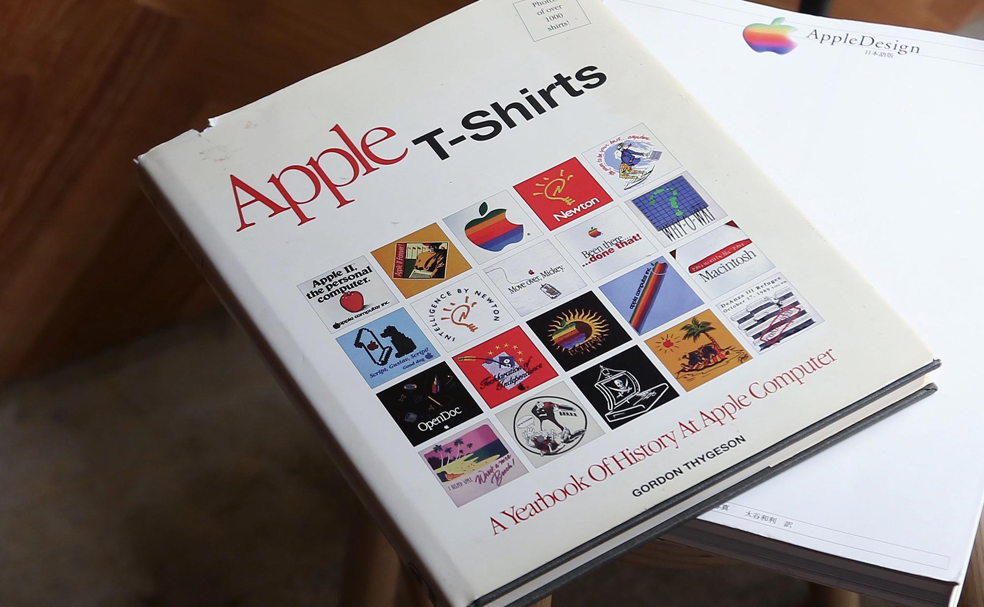 Tシャツに刷り込まれたアップル社の歴史 | nostos books ノストスブックス