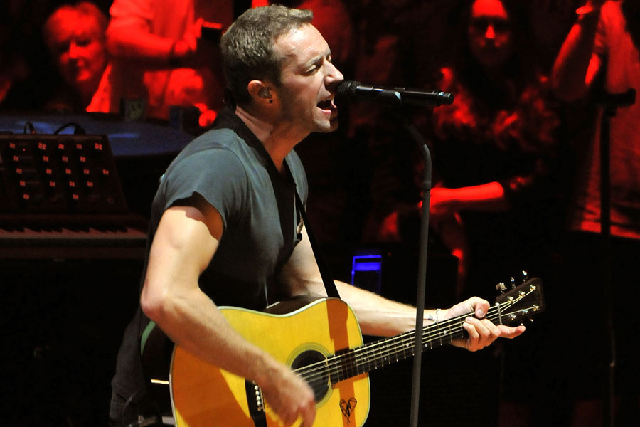 コールドプレイのクリス・マーティン、娘のアップルがギターを弾く映像