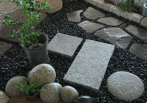 黒 千軒石 木製台座付き 山の形の自然石 木製台座付き 石 山の形の自然