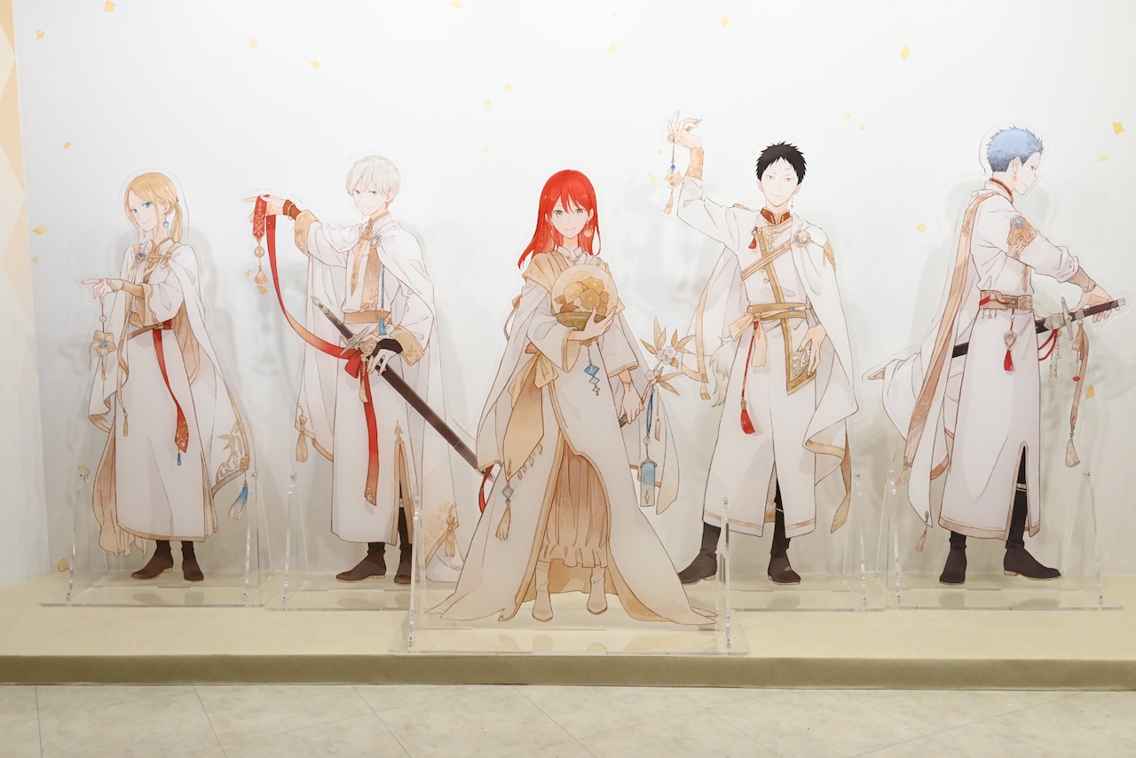 赤髪の白雪姫 原画展」エントランスの特大アクリルスタンド。 [画像