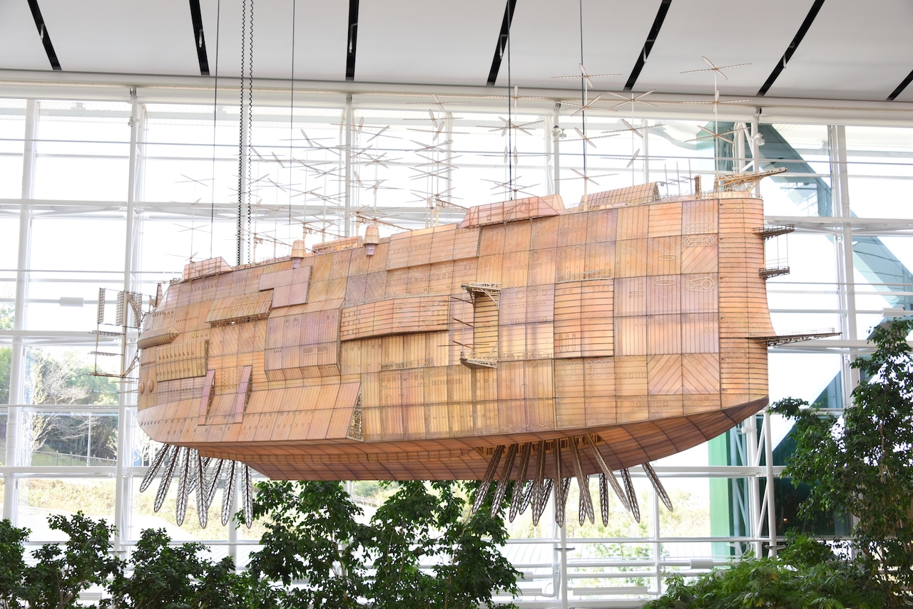 ジブリの大倉庫」の中央階段に位置する“空飛ぶ巨大な船”。 [画像