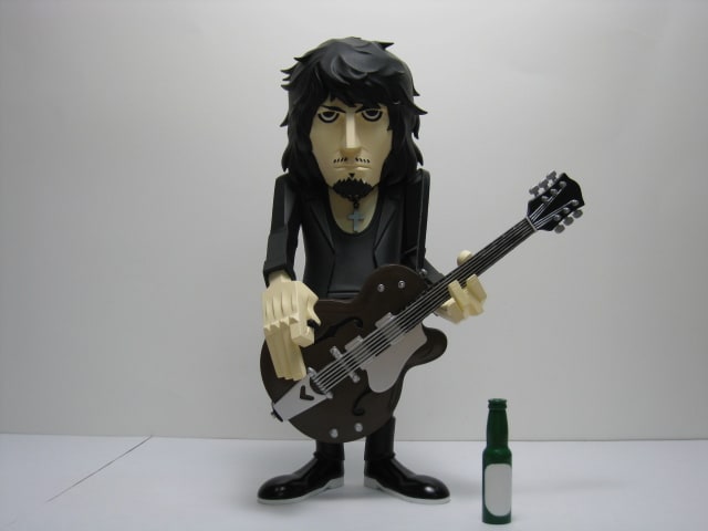 チバユウスケが16cmに！ギター抱えてフィギュアで登場 - 音楽ナタリー