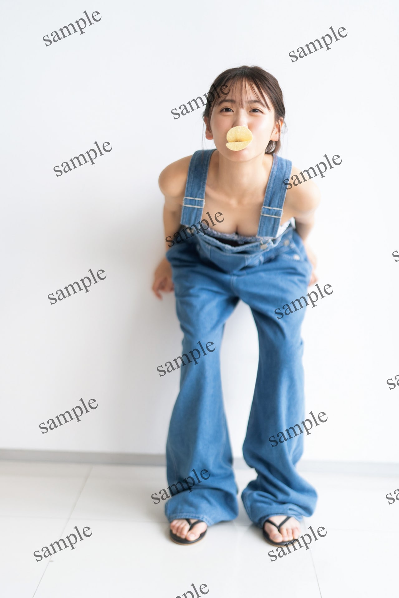 櫻井優衣の1st写真集「YUi」HMV&BOOKS SHIBUYA特典A3ポスター。（撮影