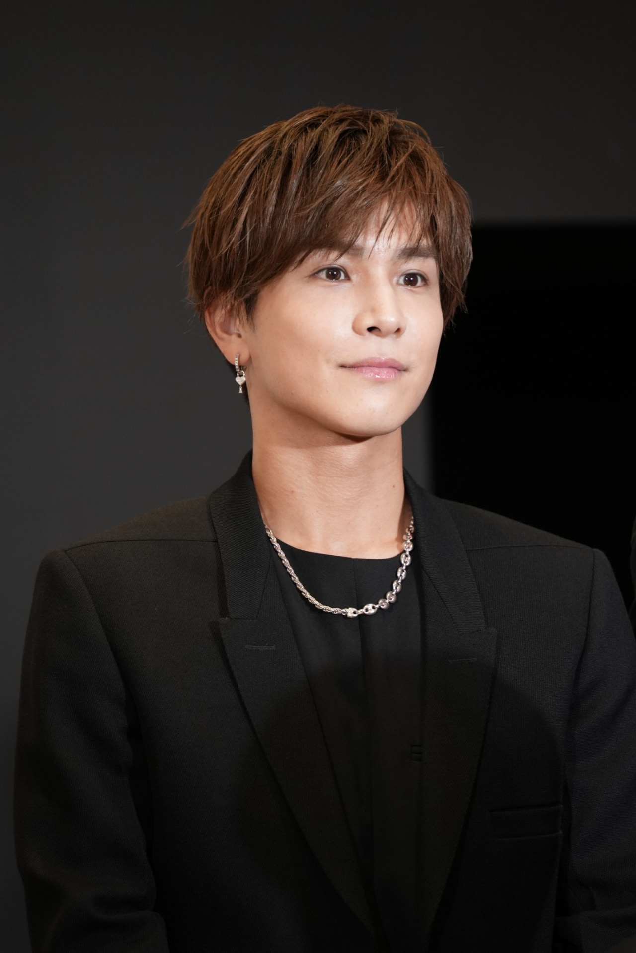 岩田剛典 クリアチャーム 背景あり 後ろ姿 背面 黒衣装 レア 【公式