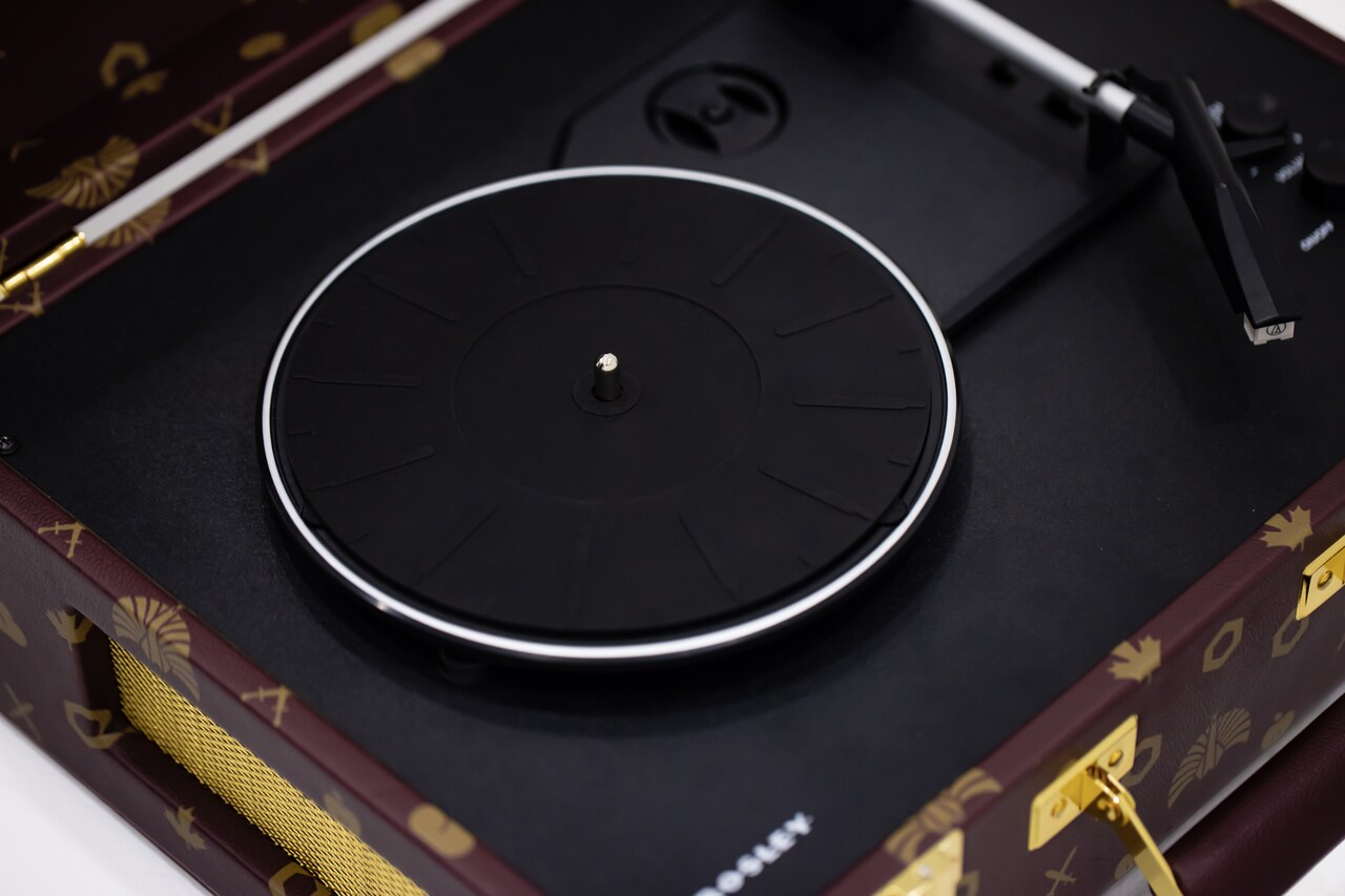 美品】東京事変 再生装置 ポータブルレコードプレーヤー ボルドー