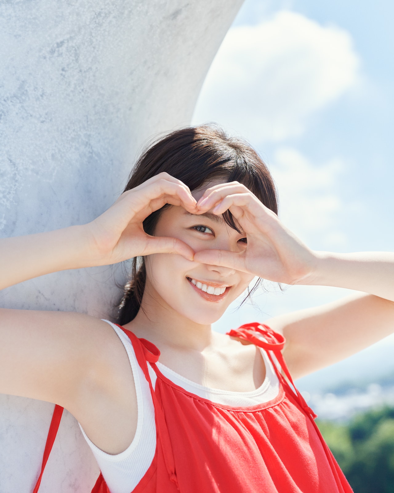 日向坂46丹生明里1st写真集より真っ赤なキャミワンピ姿の新カット公開