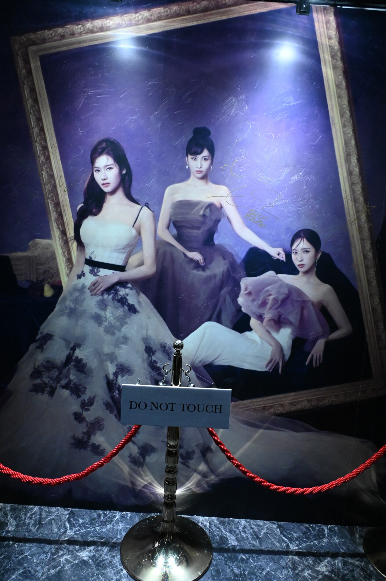 展示されているMISAMOのサイン入り写真。写真の前には「DO NOT TOUCH