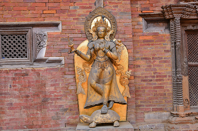 街中でのヒンドゥー教と仏教の神様