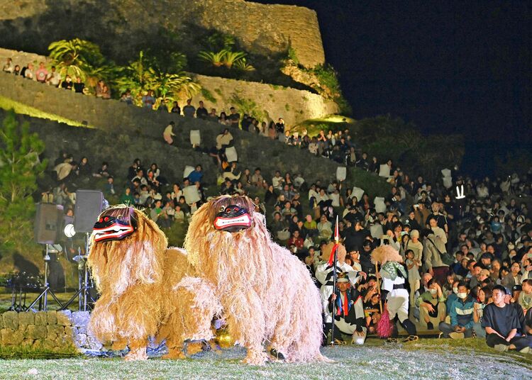 かっこいい」「すごかった」世界遺産で獅子舞が躍動、観客魅了 沖縄