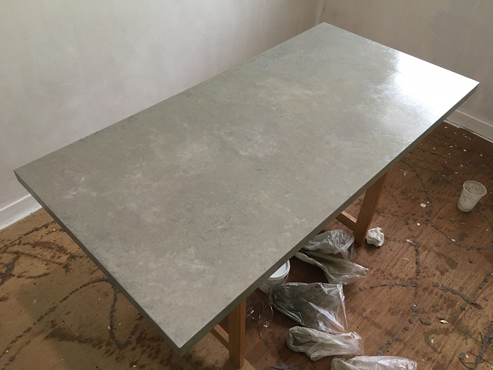 446)コンクリートエフェクトペイントでテーブル天板を塗る – 山小屋