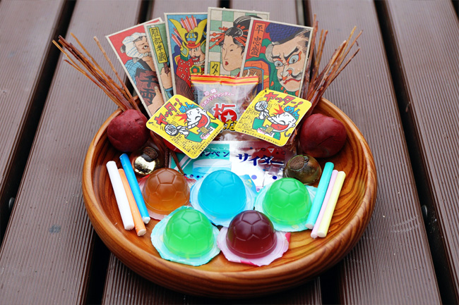 懐かしい駄菓子チョイス王は誰だ!? 予算300円の「駄菓子盆選手権