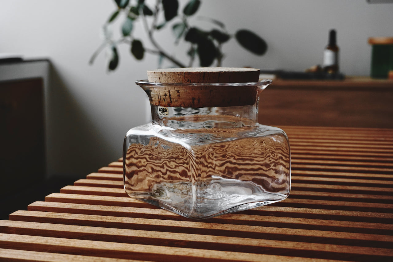 Kosta Boda のスエーデンガラス工芸品(作者の刻印入り署名付き) Kosta