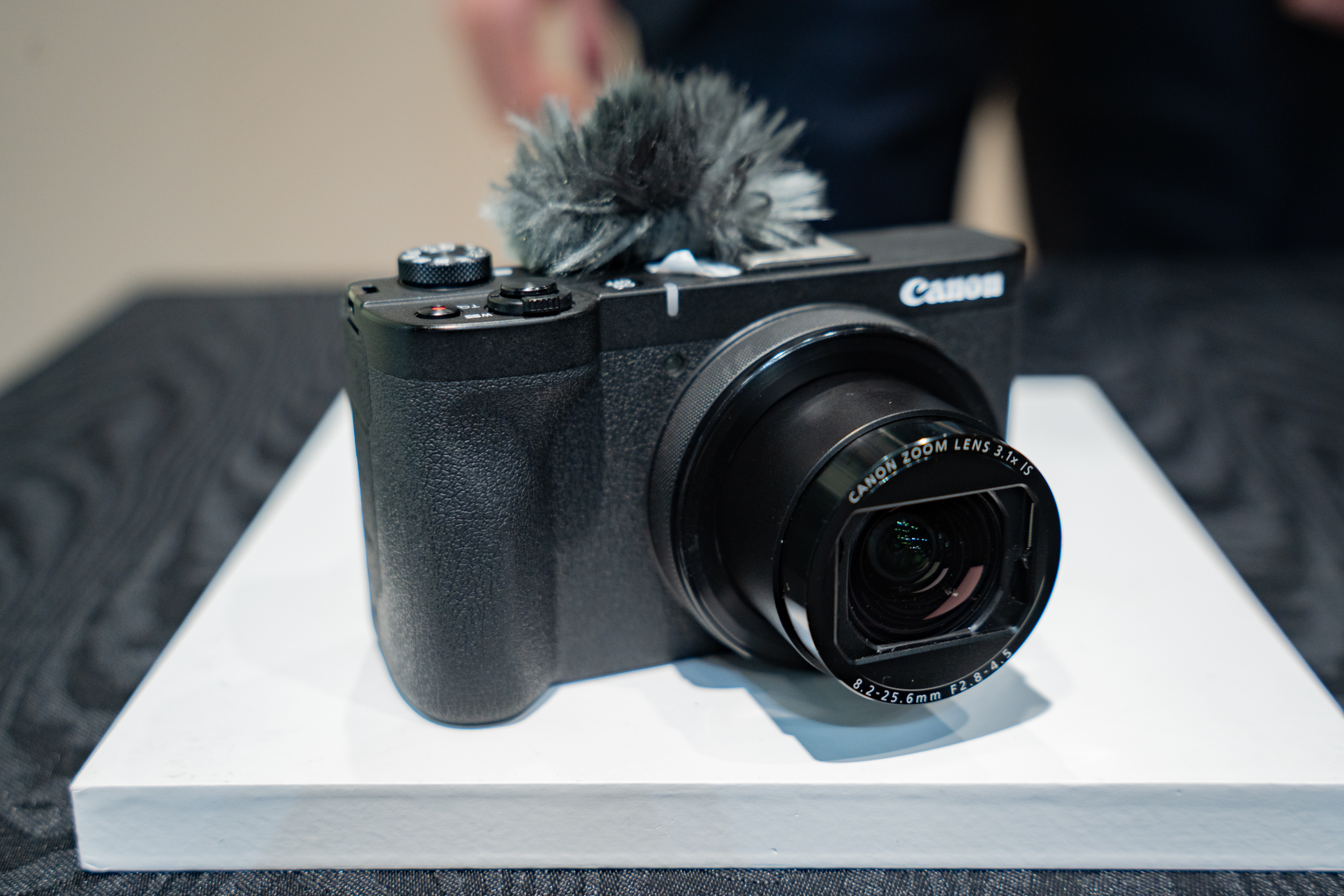 Canonが新フラッグシップコンパクト「PowerShot V1」を発表。マイクロ