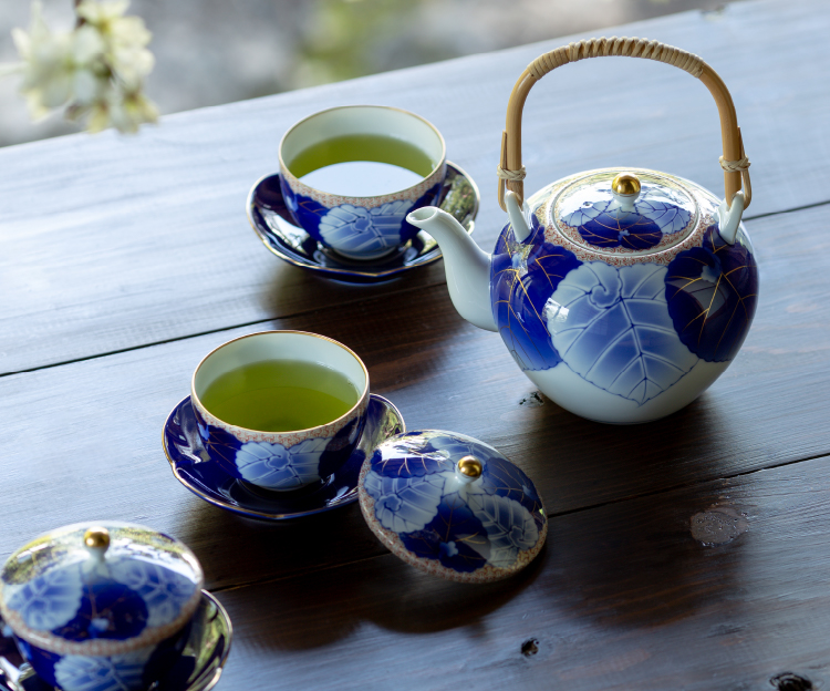 青色と白色の花模様の茶器 青と白の花柄陶器茶碗