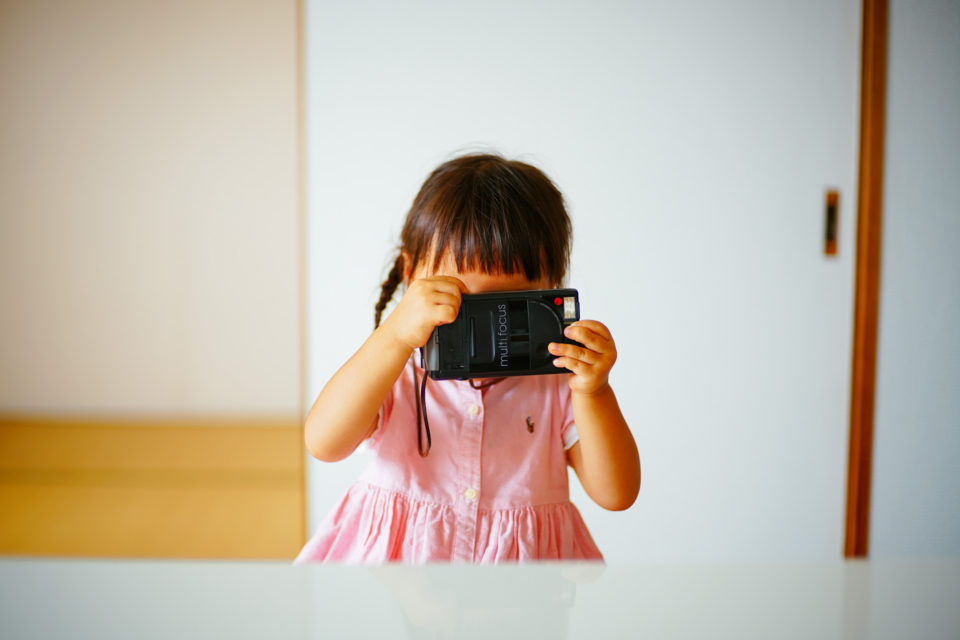 2歳8ヶ月の子供にフィルムカメラCHINON AUTO 3001を持たせて、一緒に