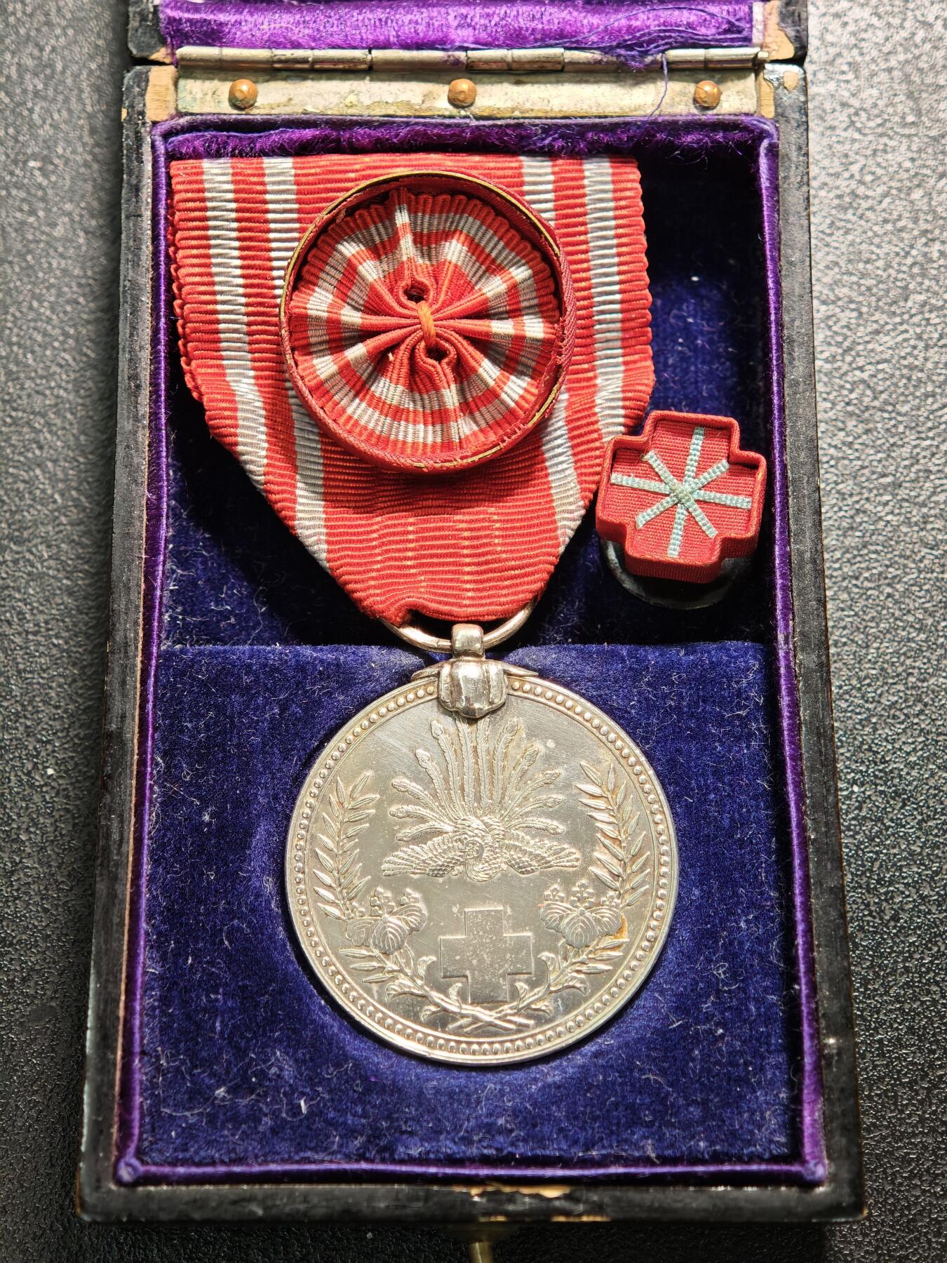 明治二十一年日本赤十字社章社员银章原盒带直径约：29.4mm/仅章；重约