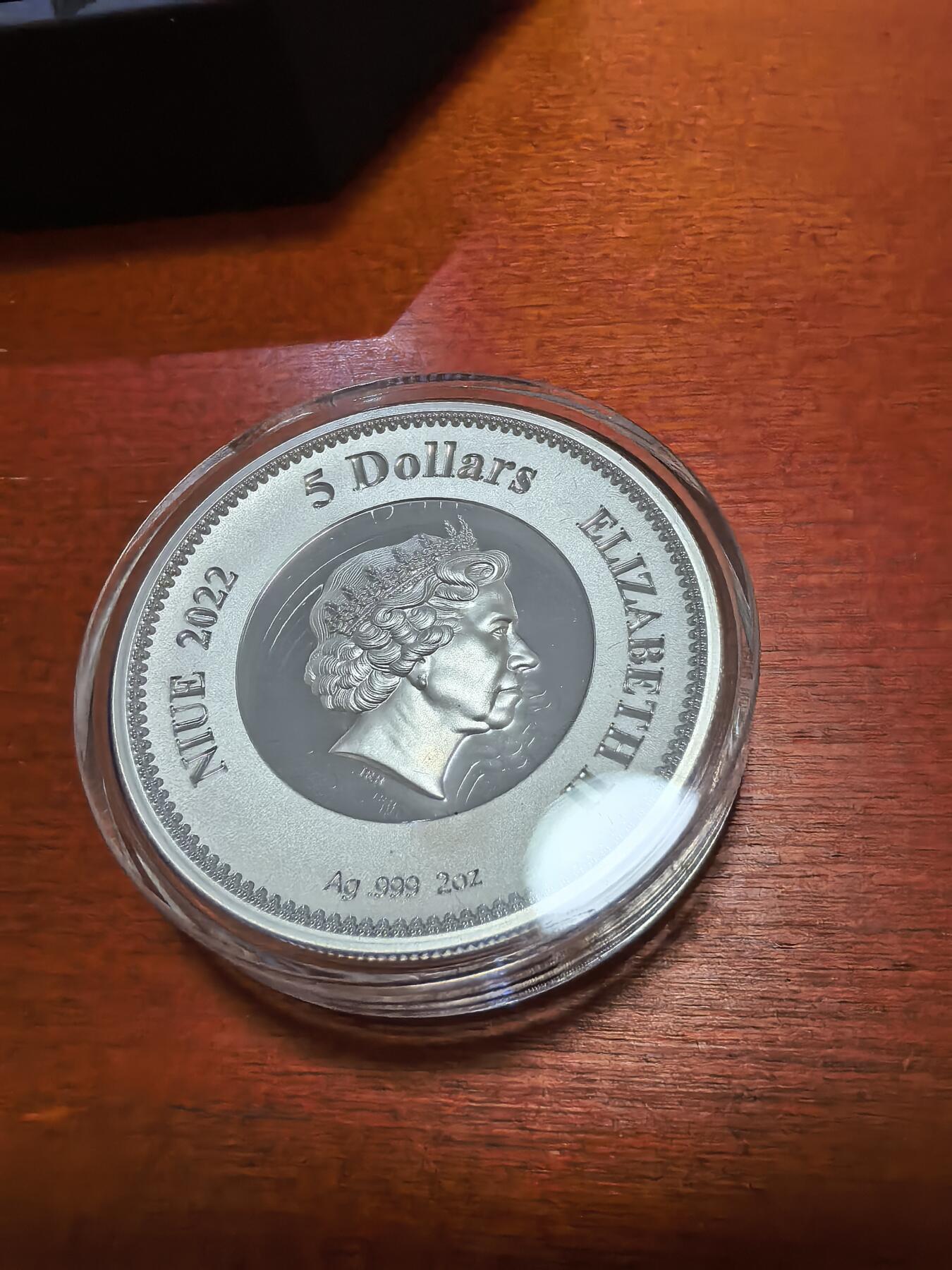 2022纽埃伊丽莎白二世逝世5元精制银币，2盎司999银，盒证全，钻石型