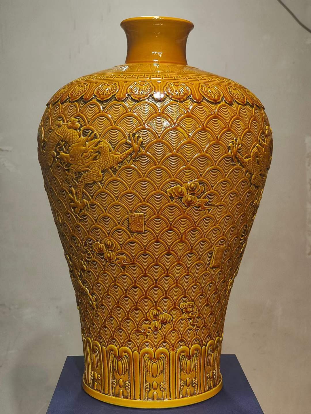 美品·款识“大清乾隆年制”精工细作满工黄釉高浮雕刻瓷海水龙纹梅瓶
