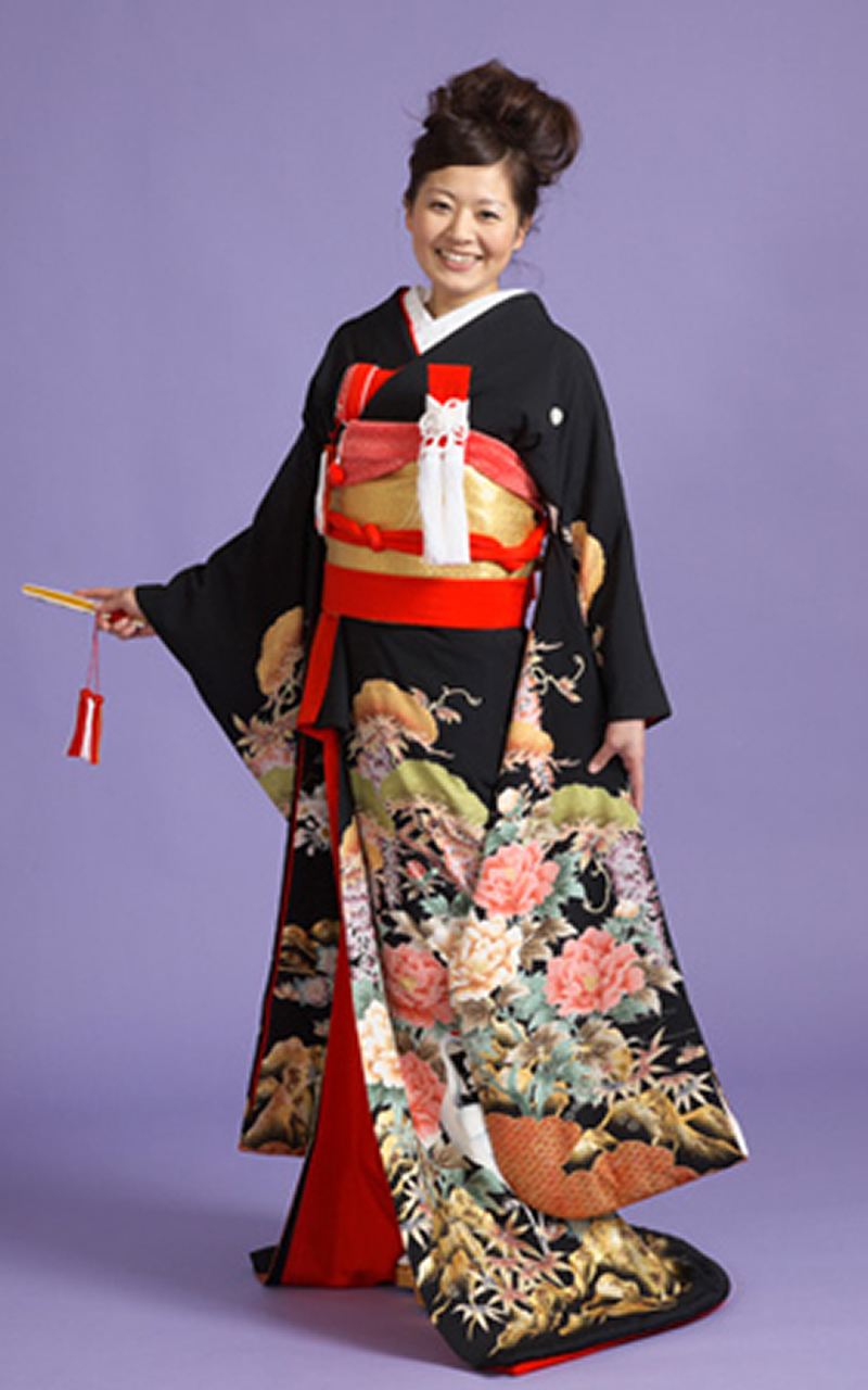 引振袖レンタル 黒地に松竹梅と鶴に牡丹柄、裾のみに柄のある本格引き