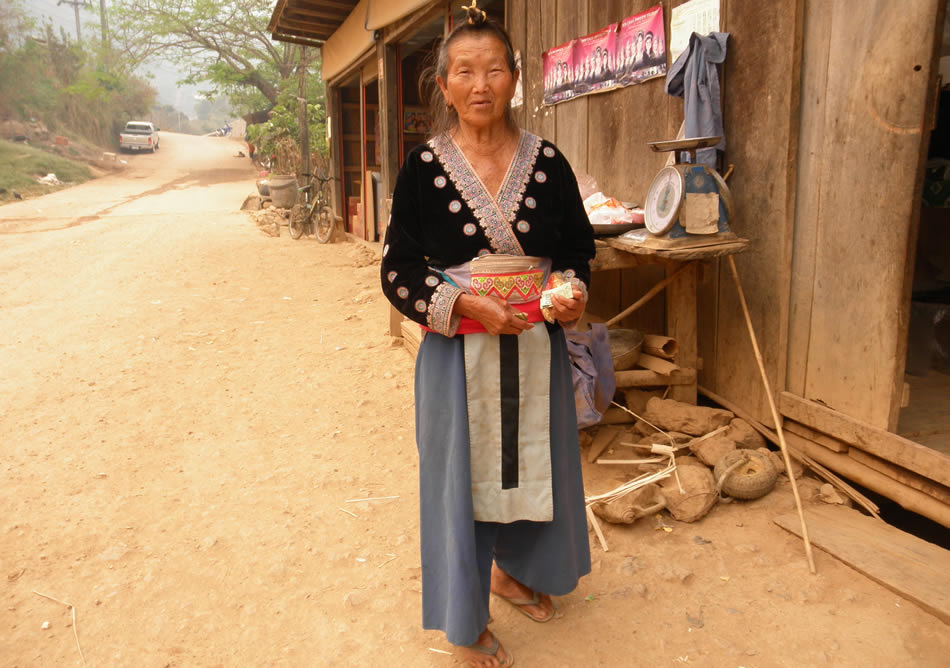 タイ山岳民族衣装展示 【東南アジアの布】タイ 山岳民族の衣装