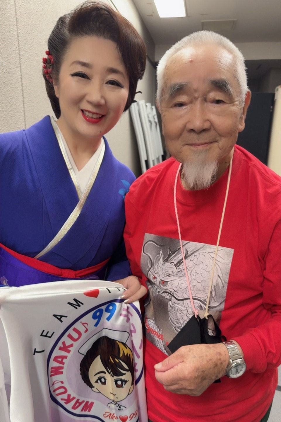 歌う看護師”入山アキ子が94歳の夢をサポート！ カラオケ大会で最高齢