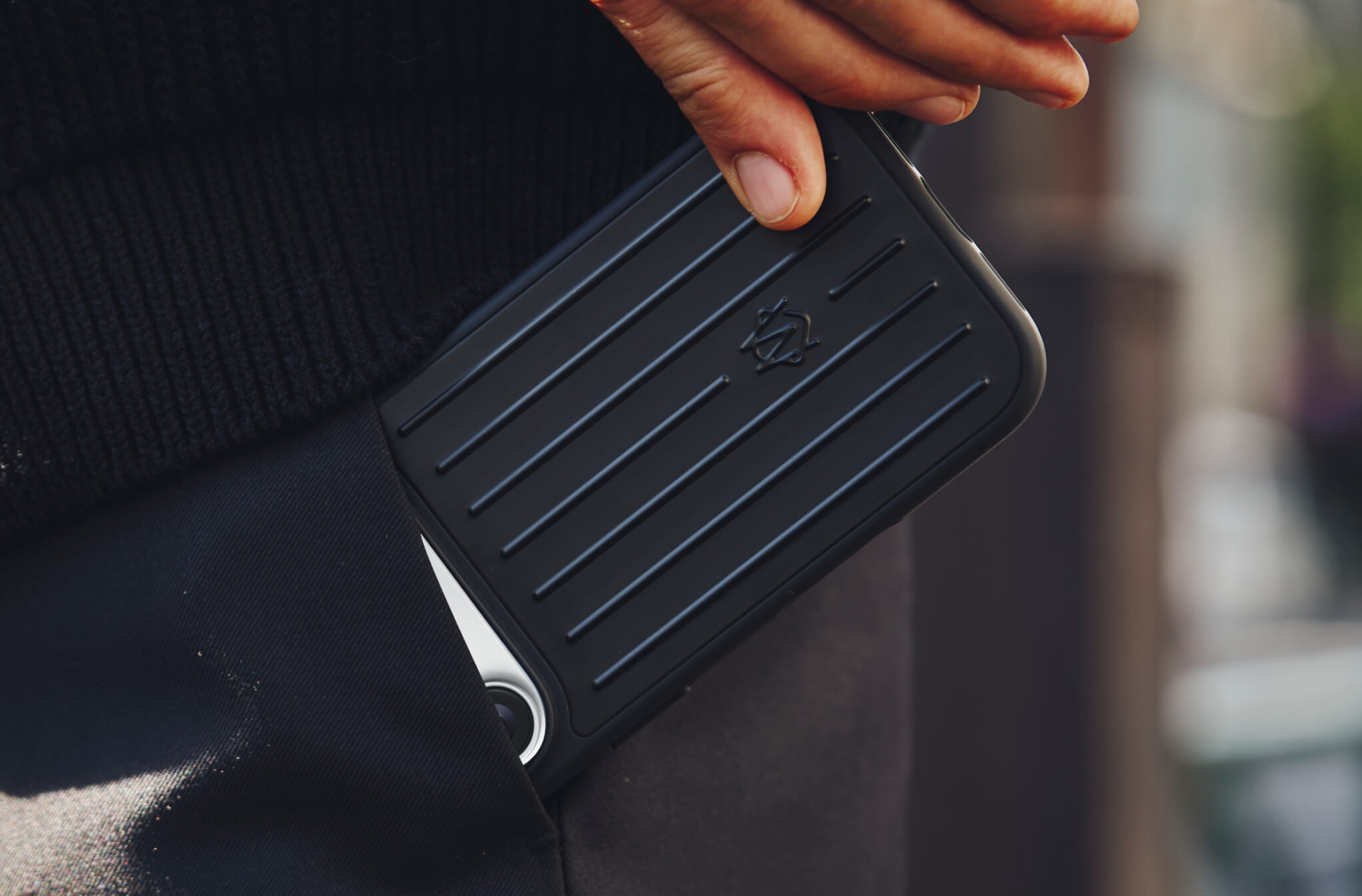 iPhone 17 pro ケース リモワ RIMOWA ブラック アルミニウム Rimowa