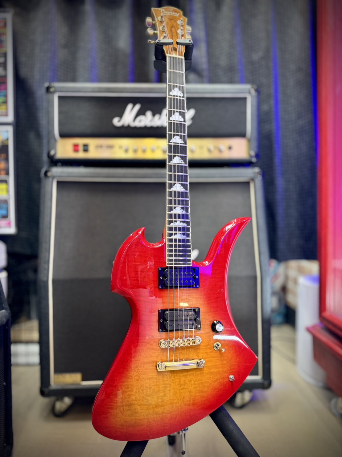 楽器コーナー入荷情報です❗️”X JAPANのHIDE”シグネイチャーモデル