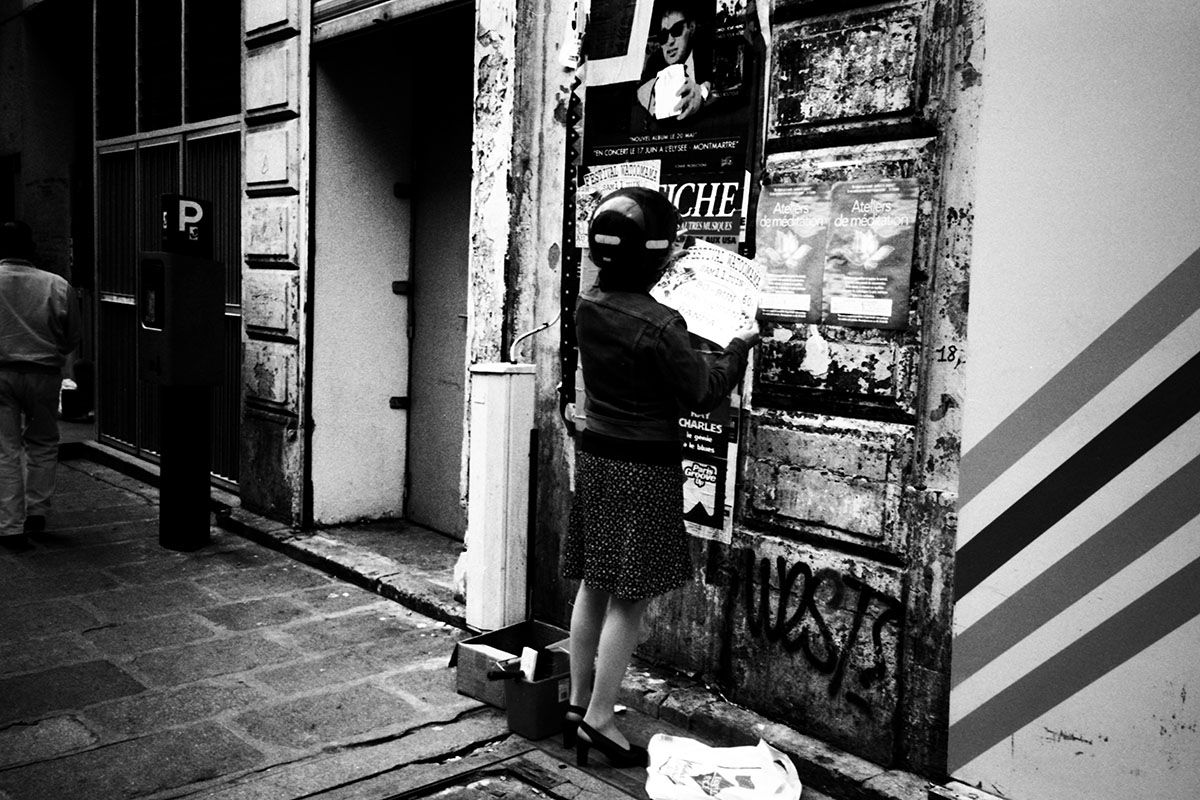 ヘルメットをかぶったままポスター貼り 永瀬正敏が撮ったパリ (189