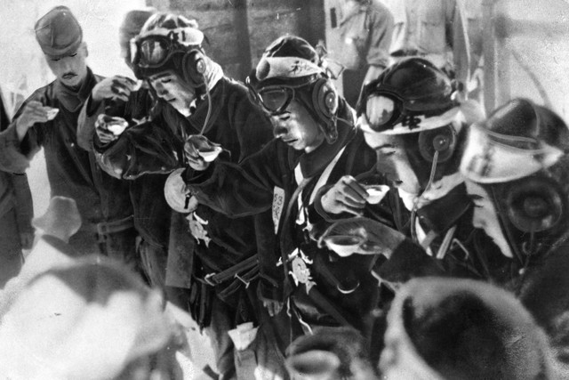 秘蔵写真】出撃前の壮行式で杯を交わす特攻隊員たち：朝日新聞GLOBE＋