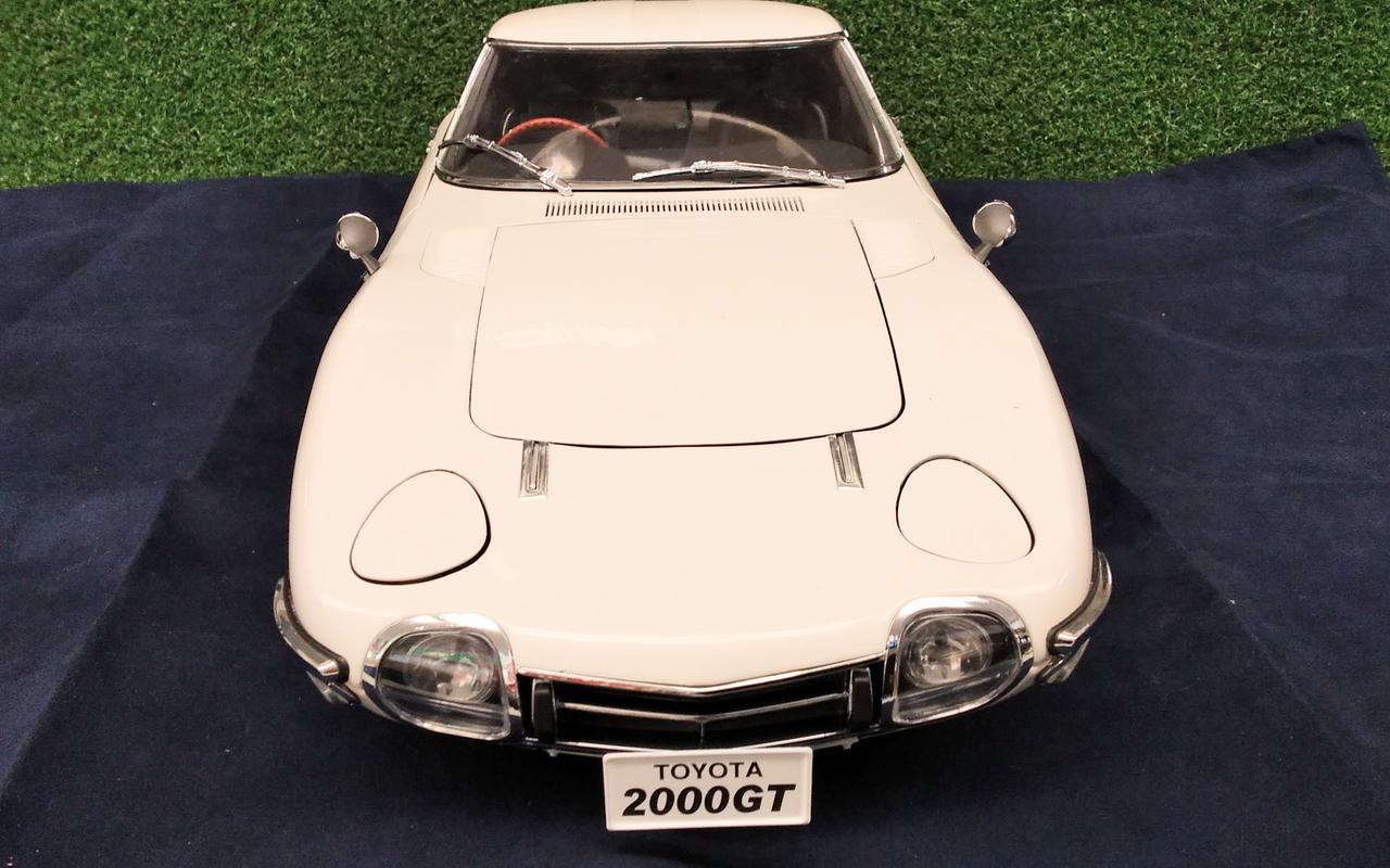 デアゴスティーニ 1/10 トヨタ 2000GT ホワイト エンブレム付き