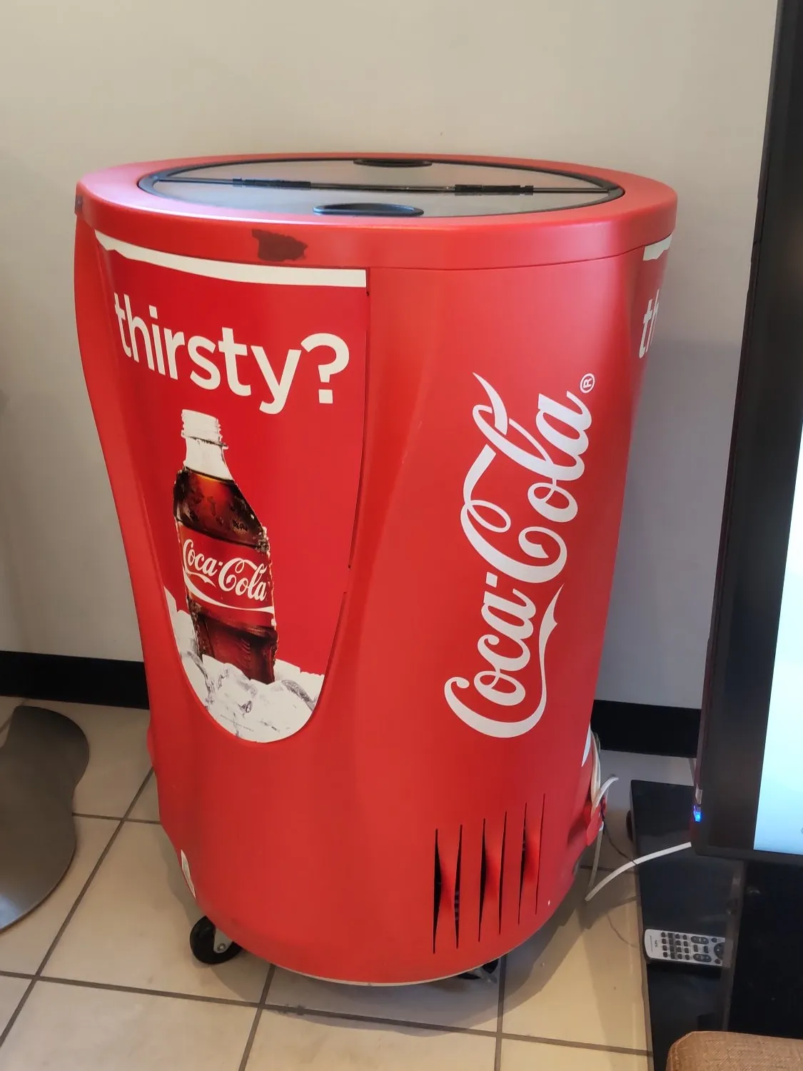 レトロな喫茶店にあるコーラ冷蔵庫