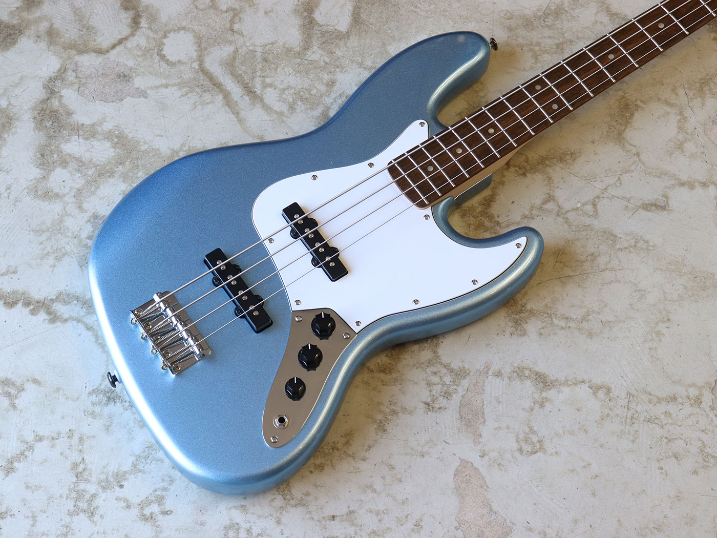ベース Squier AffinityJazzBass Lake Placid Blue Squier