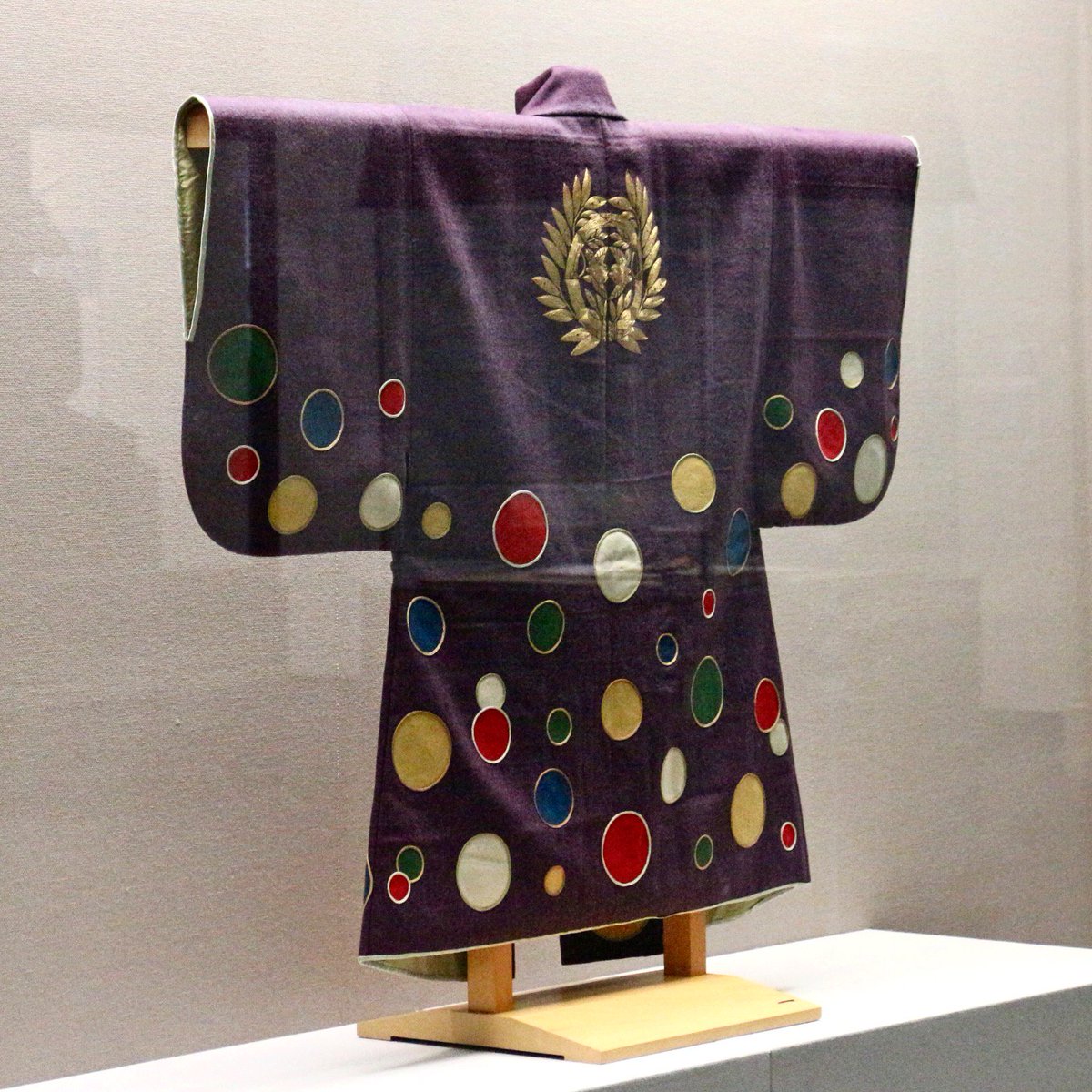 昨日から登場した水玉模様陣羽織は明治期の伊達家の蔵帳に「紫羅背板地