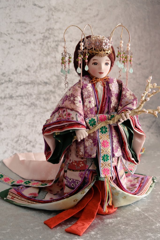 二代目かぐや姫の十二単衣の正装です。袿の上に唐衣を羽織り裳をつけ