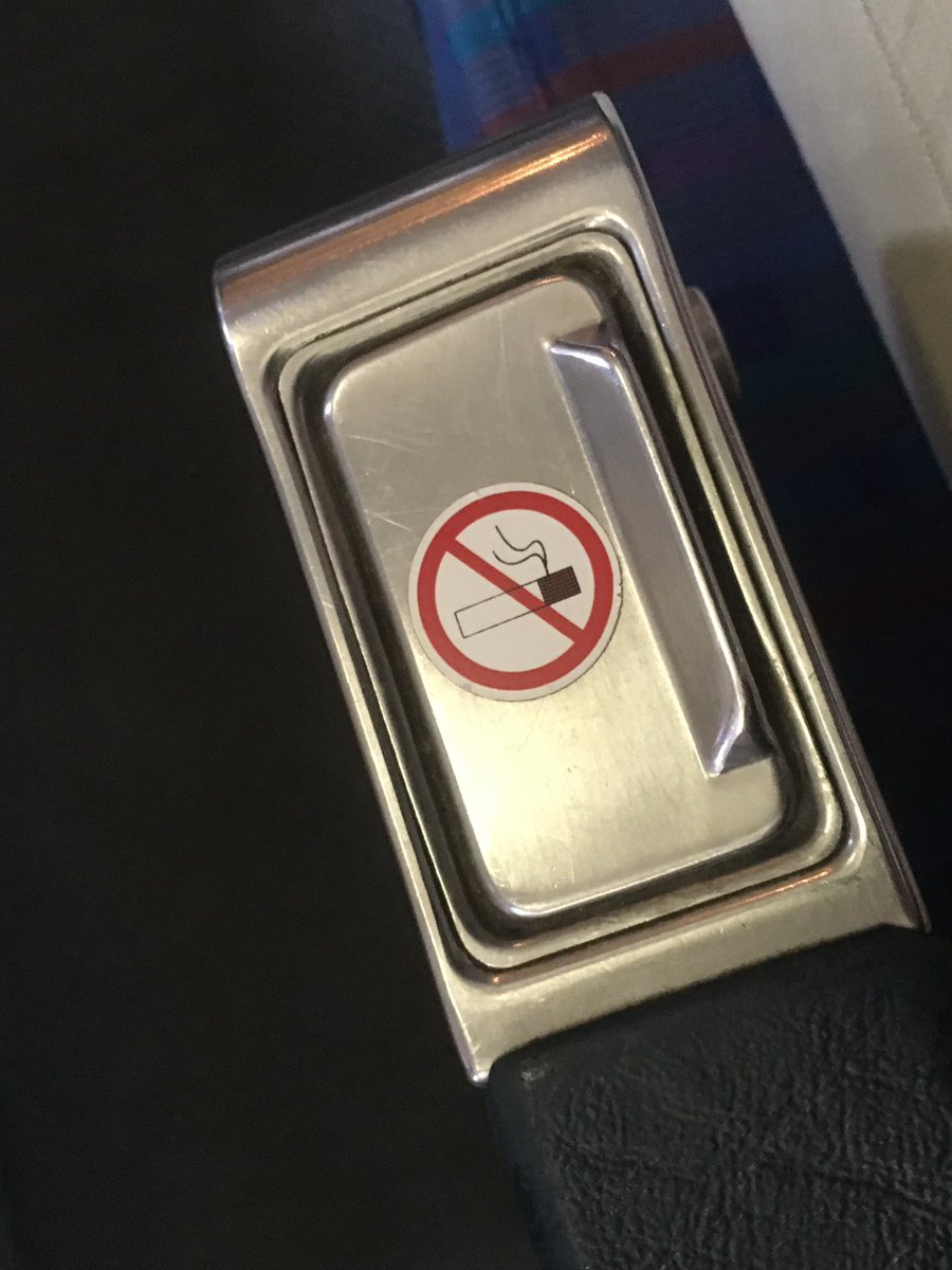 古いプロペラ機の飛行機に乗ったら、手すりに灰皿が付いていて驚いた