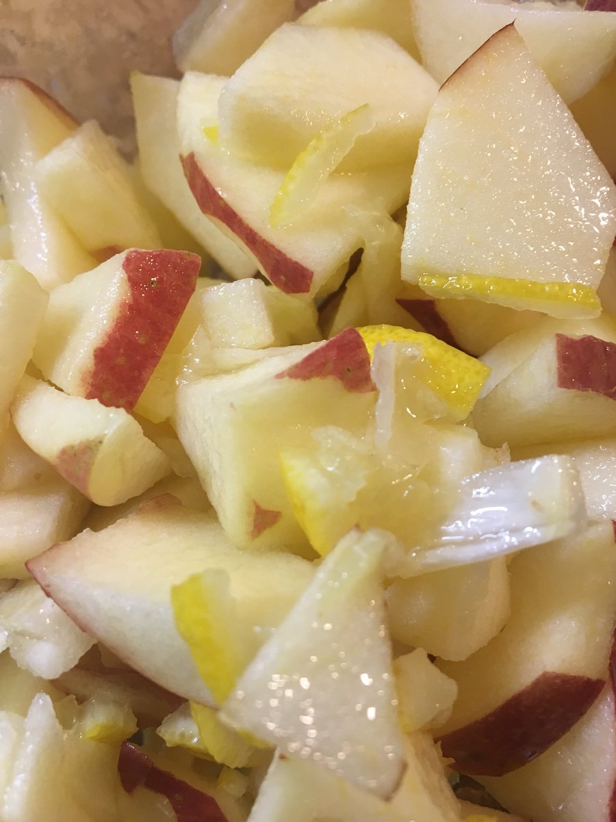 リンゴの皮を超絶テキトーにむき、皮ごと細かくした柚子とあわせ、砂糖