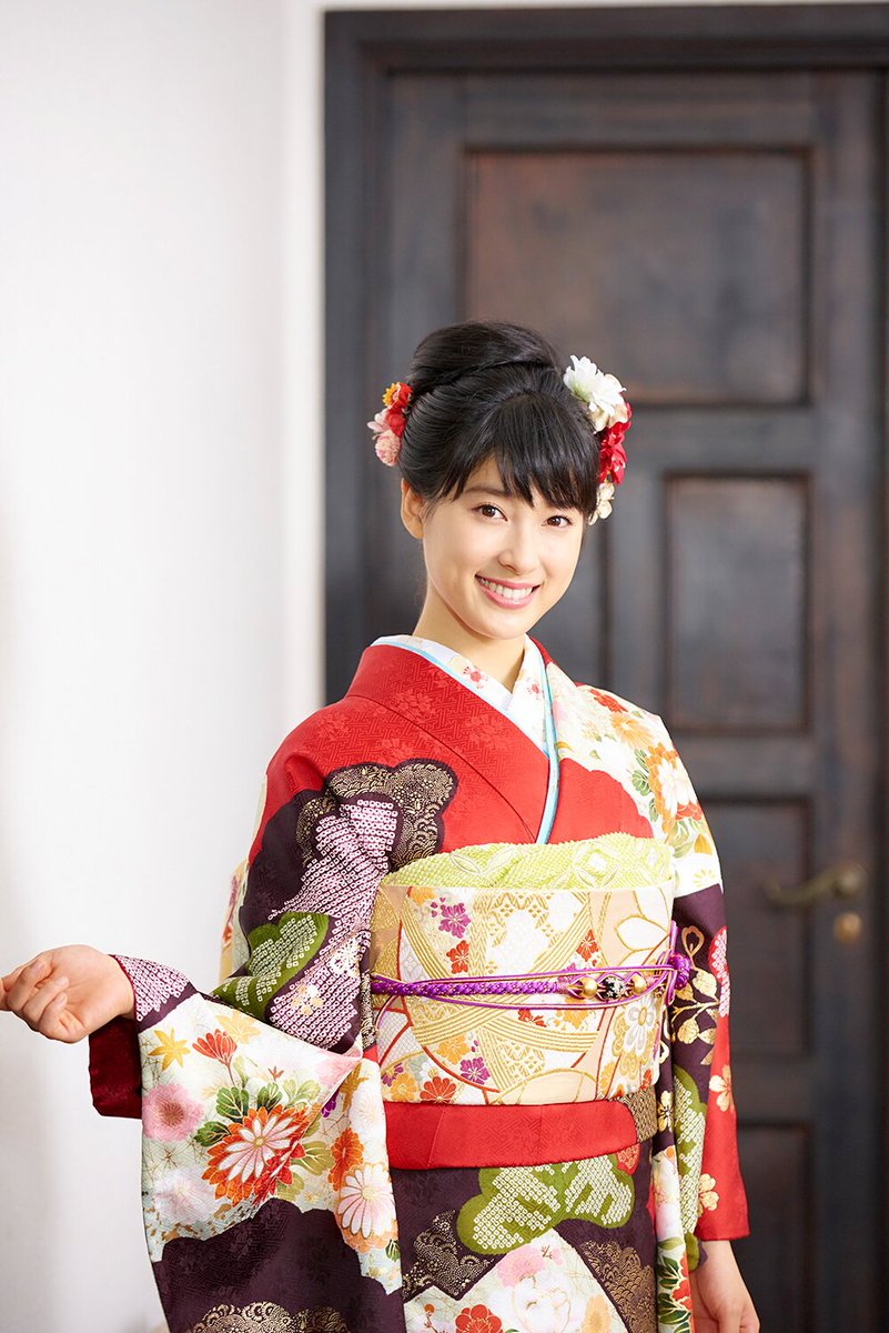 土屋太鳳 ちゃん着用』 振袖の格と華やかさを際立てる 金彩の輝き