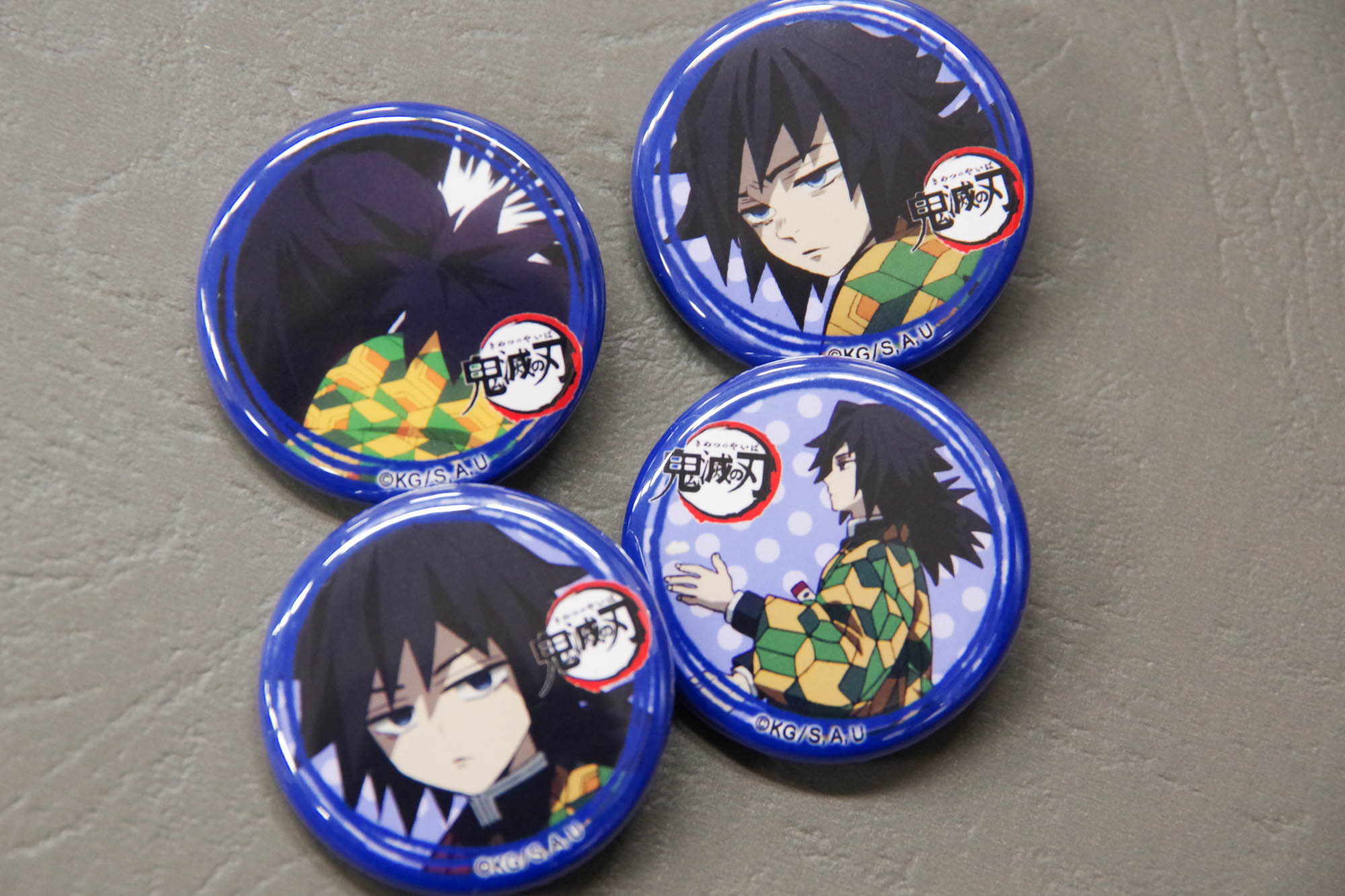冨岡義勇 グリッター缶バッジ モクテル スペシャルロト 鬼滅の刃 鬼滅
