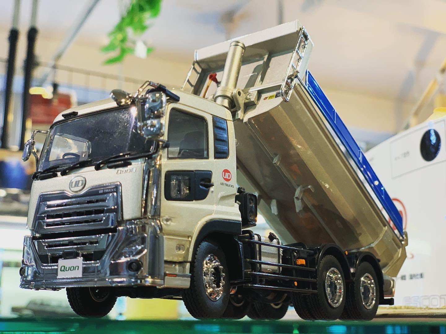 京商 UDトラックス特注 1/43 クオン GW 530 トラクターヘッド UD