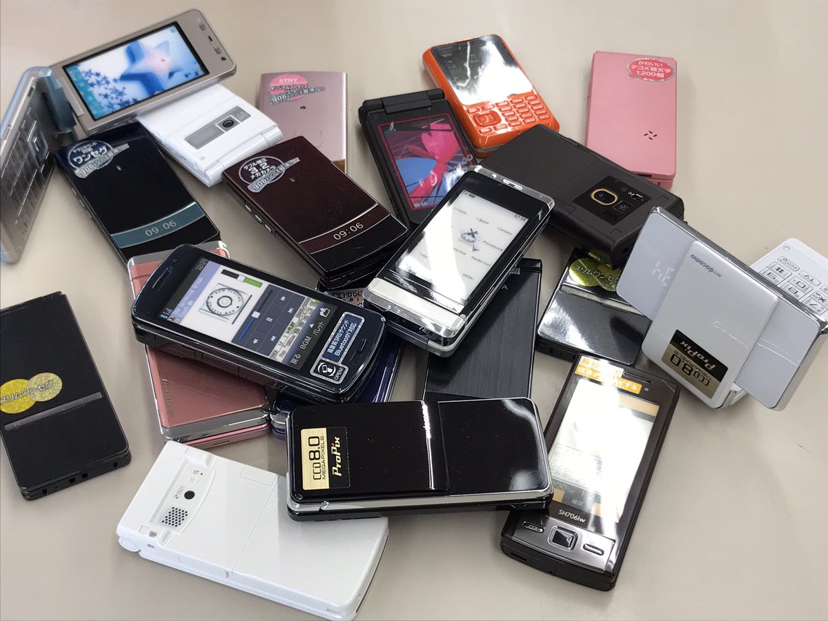 時代を彩ったガラケーの店頭展示見本-モックアップ-です。 カラフル