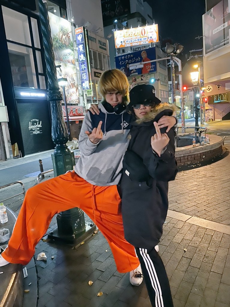 アメ村でめっちゃキメ顔でツーショット撮ったのに俺がパーカーの