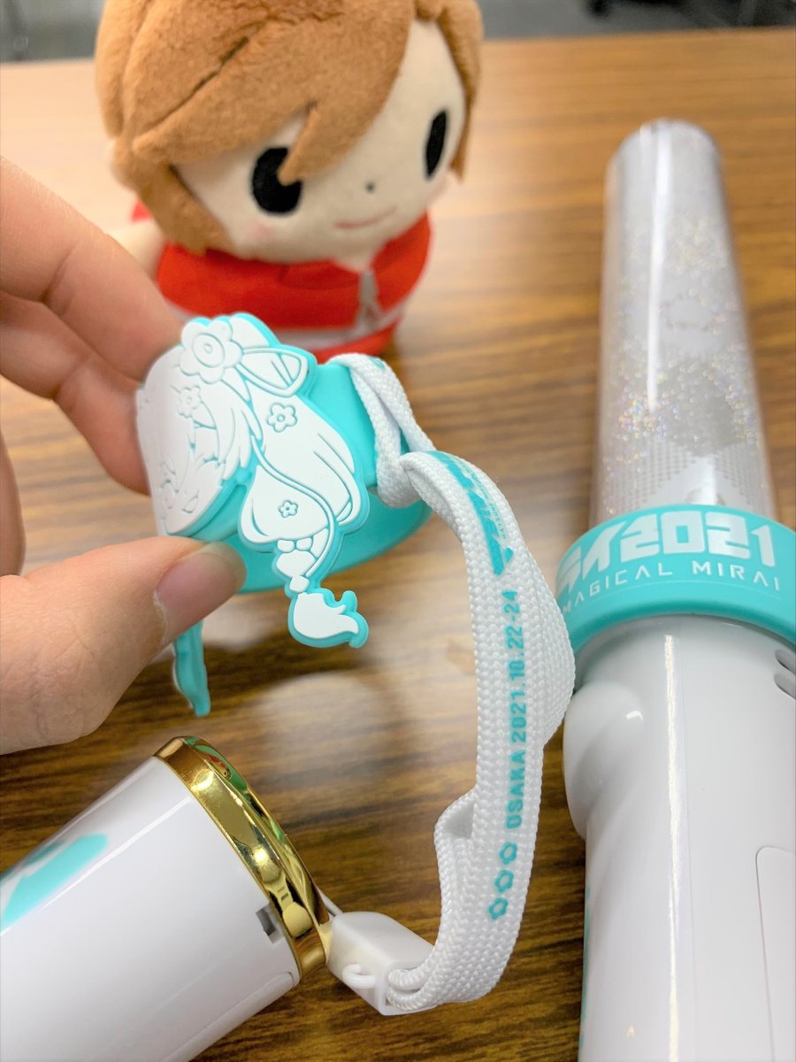 取り付け方】 ①ペンライトリングにペンライトの紐をくくりつけます