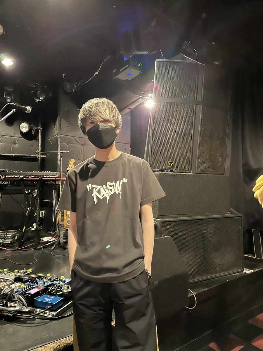 礼賛フーディー (Lサイズ着用) RAISAN Tシャツ (Mサイズ着用) RAISAN