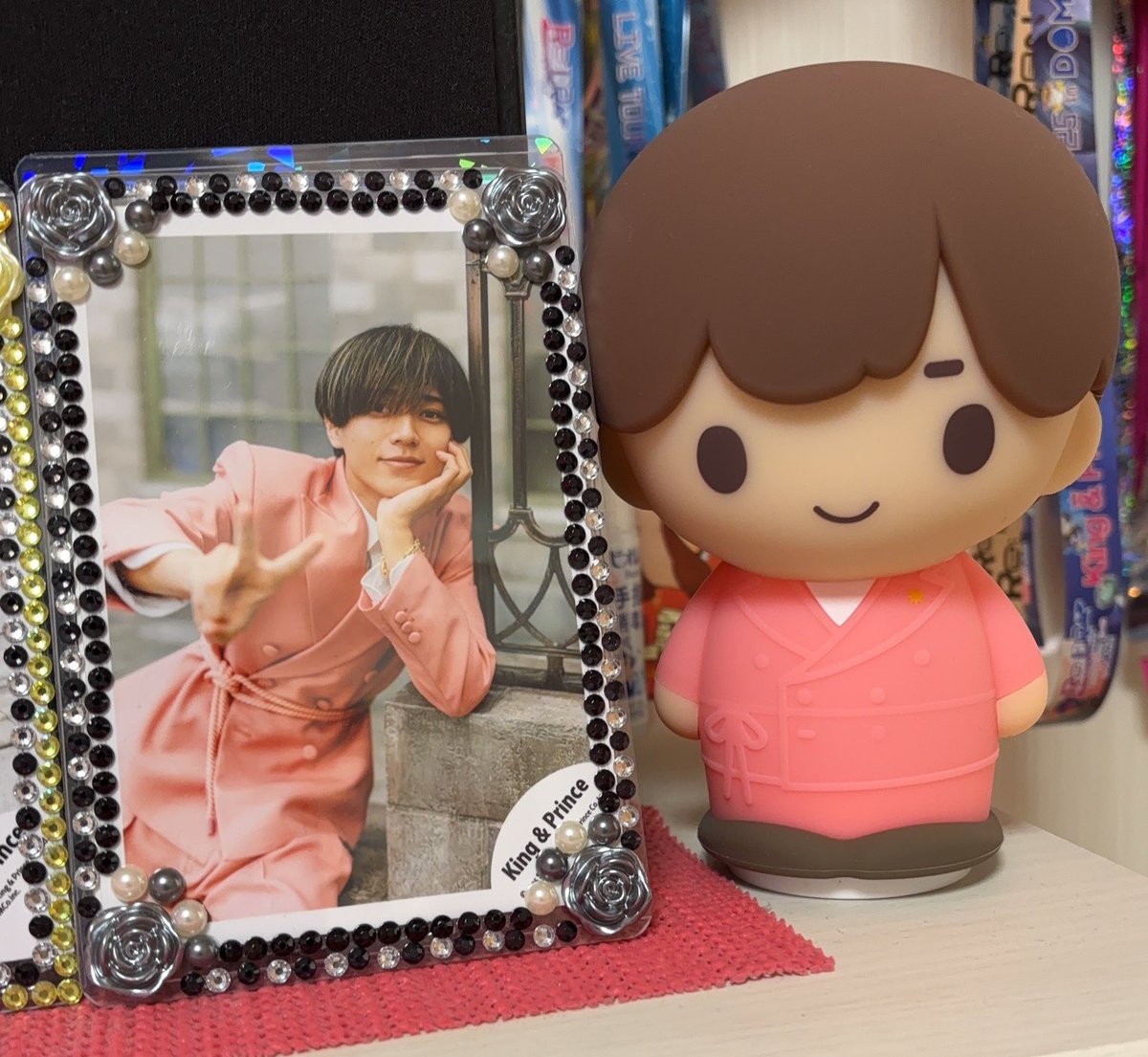 ツアーTに着せ替えた🖤💛 可愛すぎる〜✨ タッチライトは写真の隣に