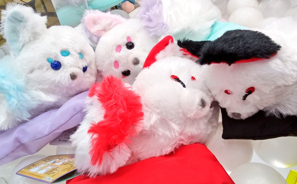 ちょコンとキツネの 九尾さまたちが 座布団の上にくるんと眠る💤 置い