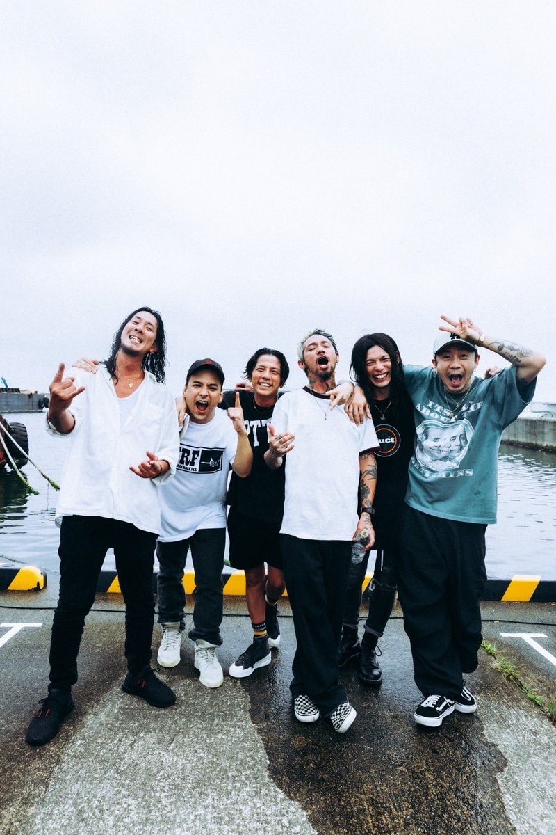 ミュージシャン The BONEZ Big Smile Crewneck The BONEZ Big Smile