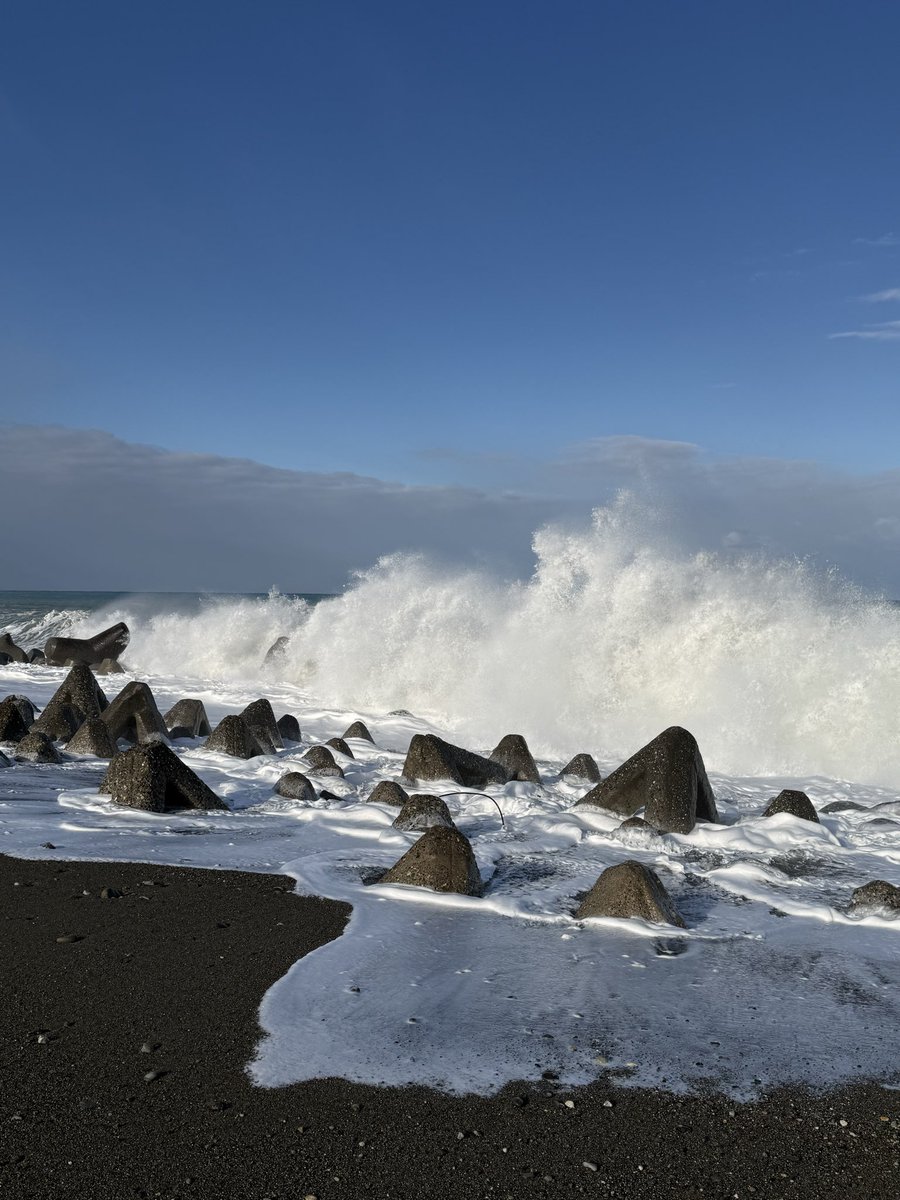 今日のヒスイは、 白っぽいただの石に見えるが､海の中で光っていた