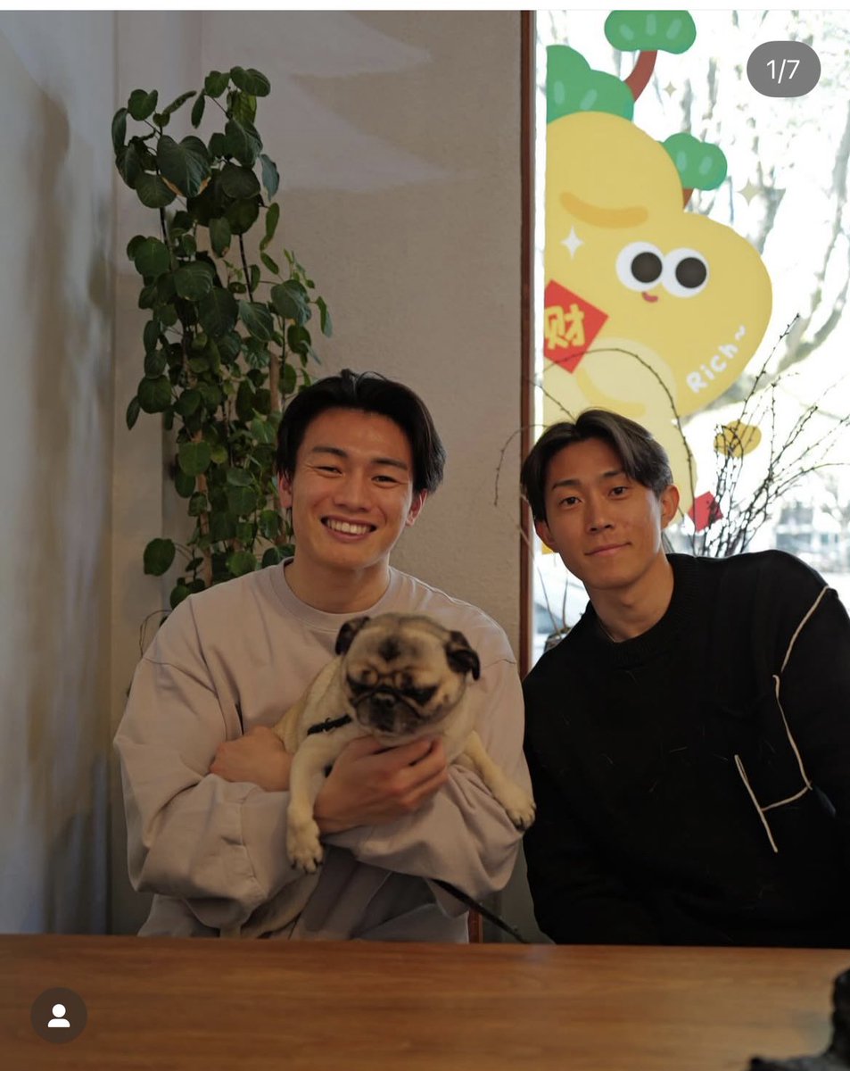 毎熊選手のInstagramより友達が増えましたと上田綺世選手と共に犬