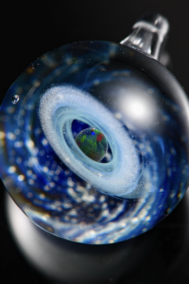 指先サイズに、宇宙を封じ込めました。 #宇宙ガラス